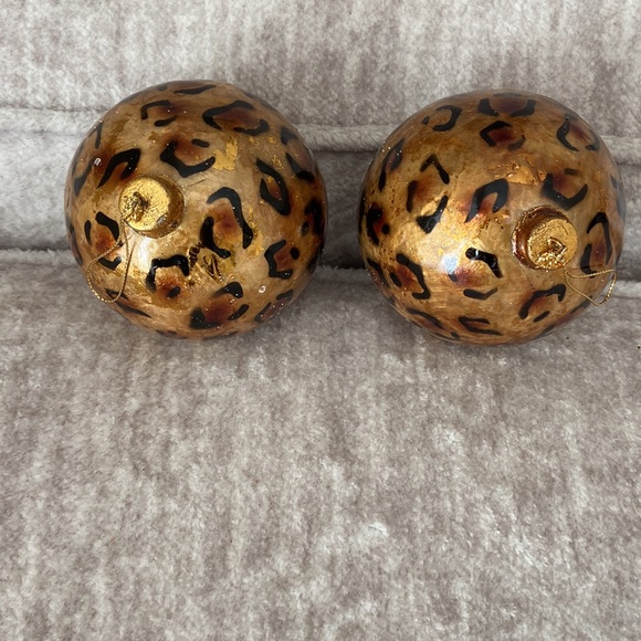 Xmas ornaments 2 leopard balls and a butterfly with attachable clip used once - Picture 3 of 3